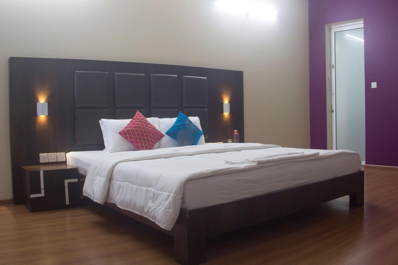 Amanora Park Town Bed and Breakfast Pune Esterno foto