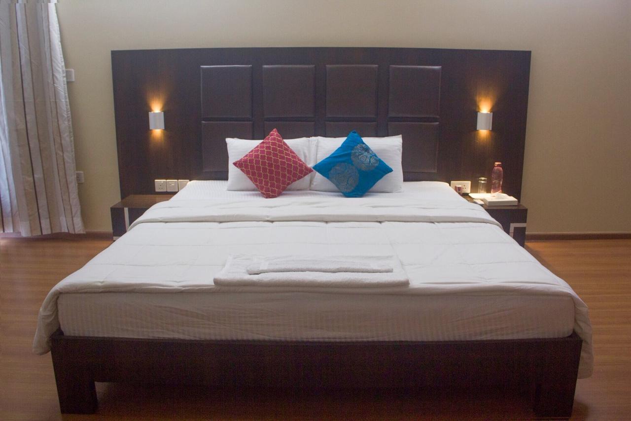 Amanora Park Town Bed and Breakfast Pune Esterno foto